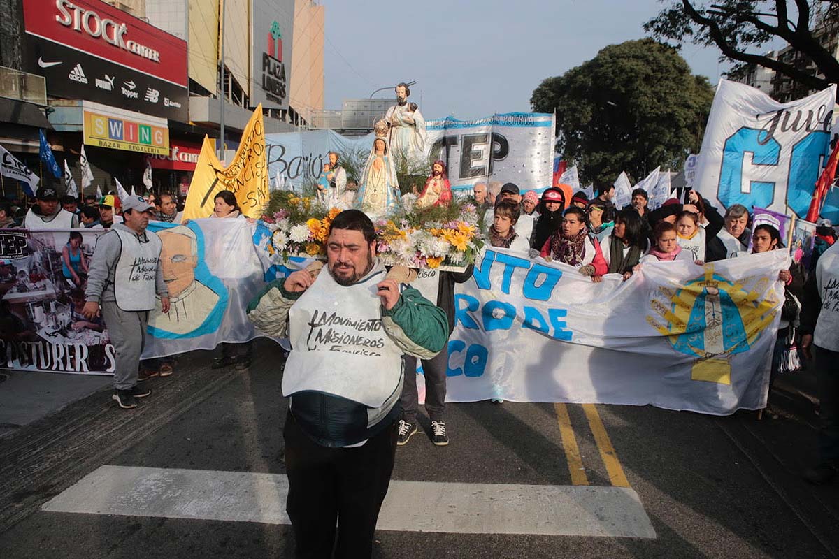 Fotorreportaje de San Cayetano: fieles y militantes llenaron las calles de Liniers