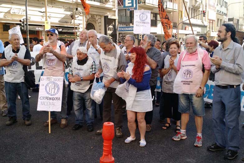 YPF: más de 20 mil despedidos reclaman que el Gobierno no cumple los pagos