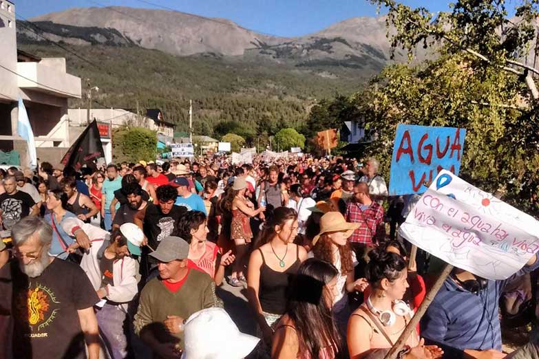 Masiva protesta El Bolsón contra el mega loteo de Joe Lewis