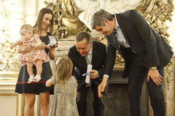 Científicos premiados en la Rosada reclamaron contra los recortes