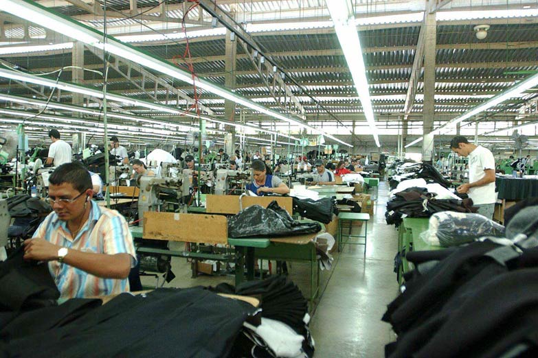 Cae el empleo industrial y aumenta el trabajo informal