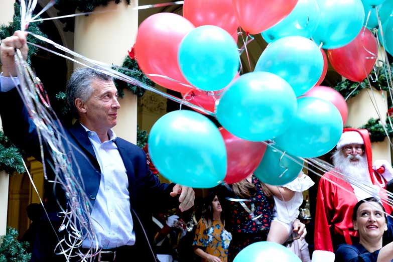 Macri repartió globos de Navidad en la Rosada