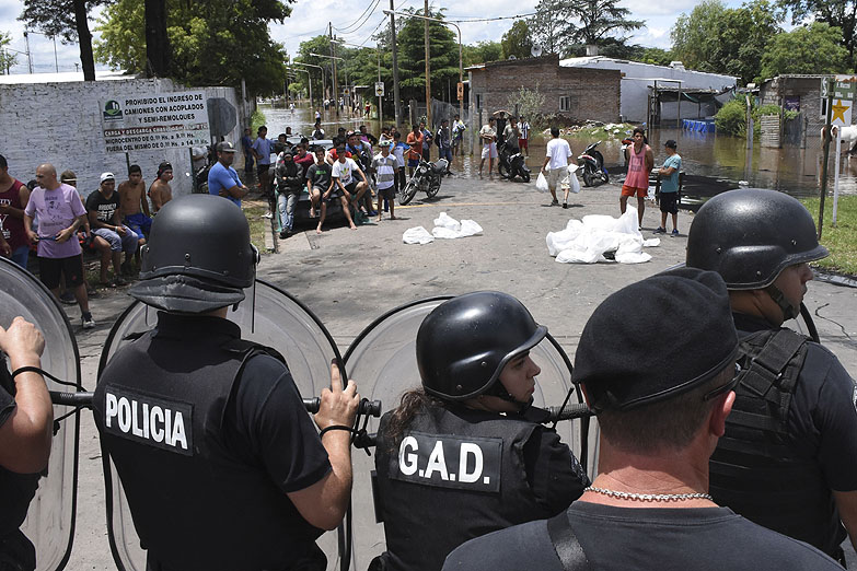 Pergamino: Fuerte represión policial a una protesta de vecinos inundados