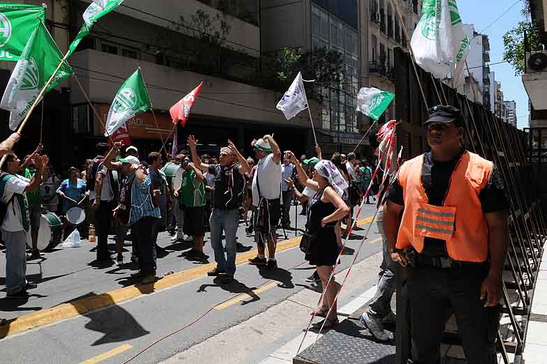 Educación: prometieron diálogo pero sólo hubo vallas y policías