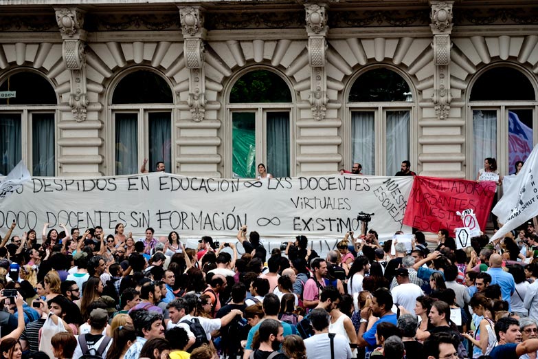 Las imágenes del abrazo al Palacio Pizzurno