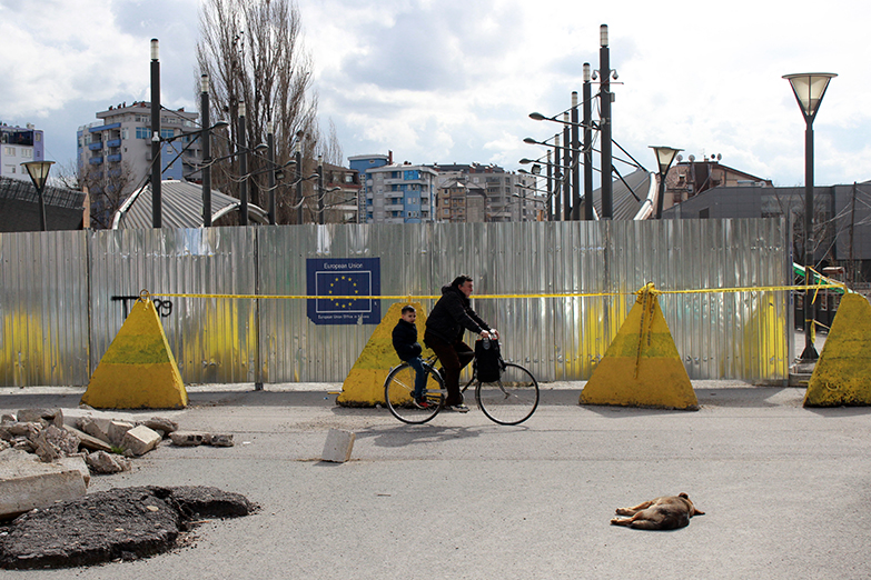 Mitrovica, la ciudad de Kosovo que recrea el Muro de Berlín