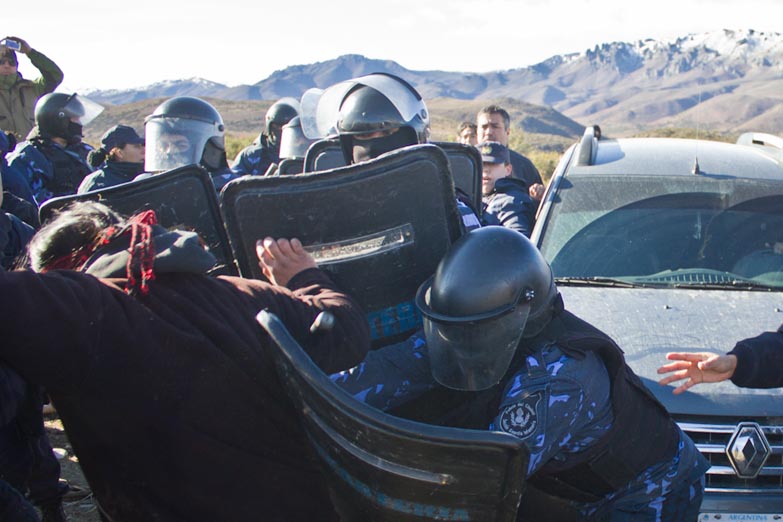 Tras la represión, la comunidad mapuche Cushamen teme por el estado de los detenidos