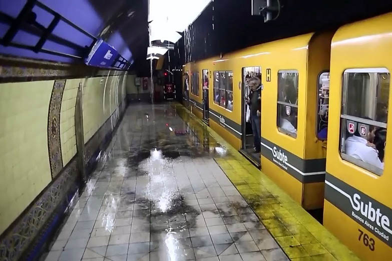 Inundaciones e incendios desmienten a Metrovías