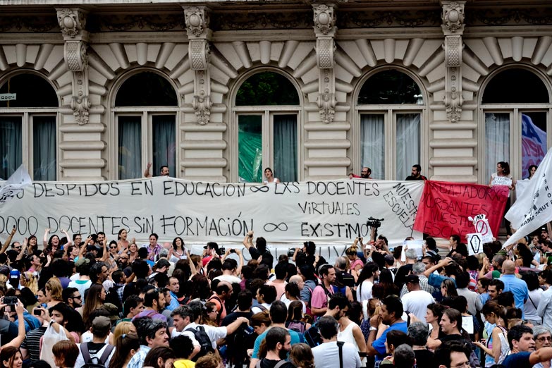 Dieron marcha atrás con 2600 despedidos en Educación