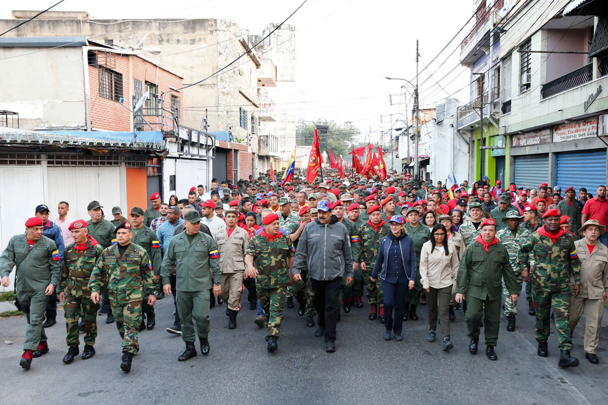 Maduro prepara las tropas para un 23 de febrero caliente