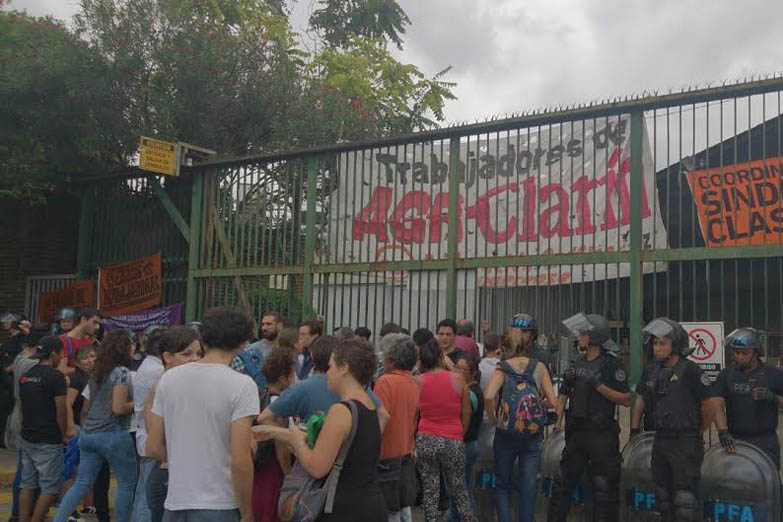Clarín cerró AGR y los trabajadores permanecen dentro de la planta
