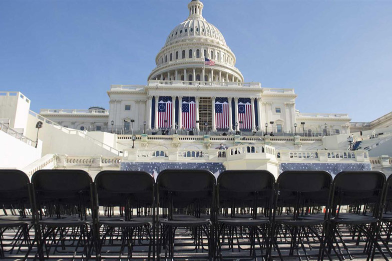 Asume el cargo con pocos apoyos y mucha resistencia