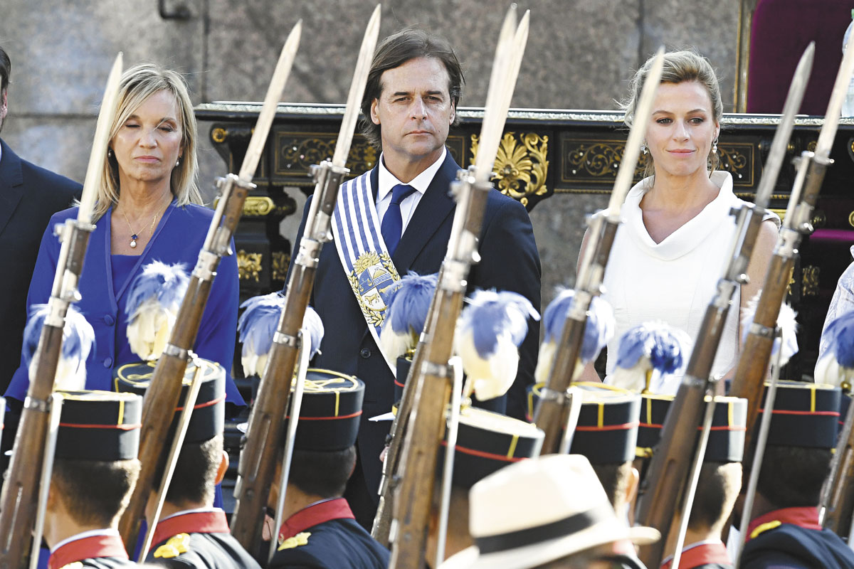 Uruguay despliega sus Fuerzas Armadas en la frontera y la policía reprime a los pobres