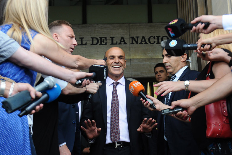 El titular de la AFI presentó un mail de su banco como prueba ante la Justicia