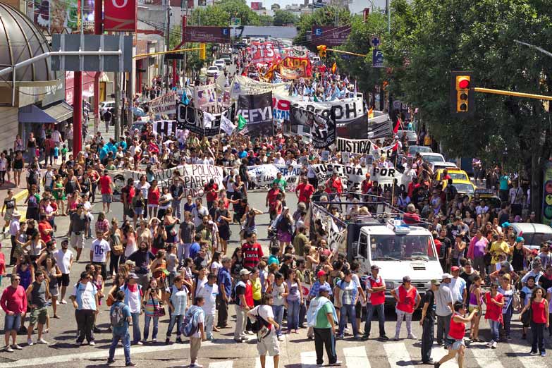 Miles de personas marchan a 8 años del crimen de Arruga
