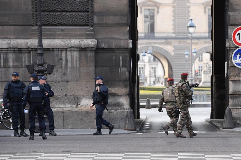 Reabrió el Louvre tras el ataque del viernes