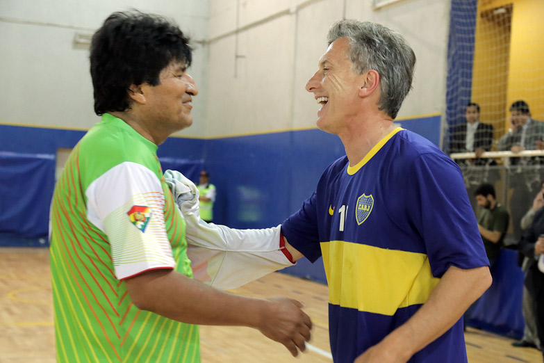 Para limar asperezas, Macri invitó a Evo Morales a ver el Superclásico