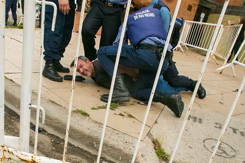 Meten preso a un dirigente sindical en la presentación del Plan Patagonia