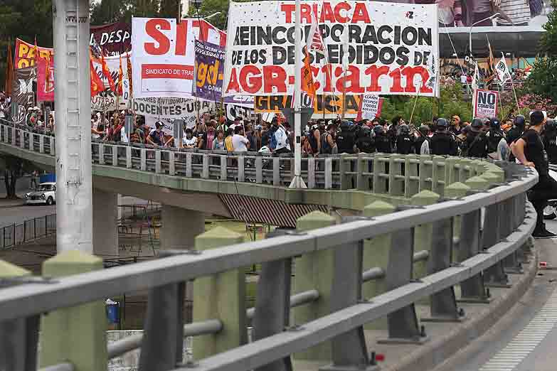 Trabajadores de AGR-Clarín cortaron accesos a la Ciudad