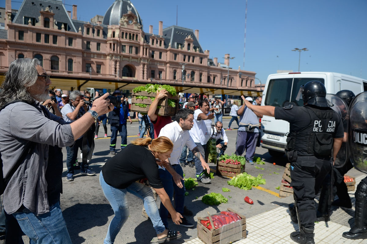 Con gas pimienta y balas de goma, la Policía de la Ciudad impidió que se realice el feriazo