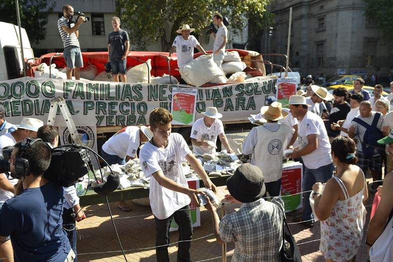 Regalaron 30 toneladas de yerba en Plaza de Mayo