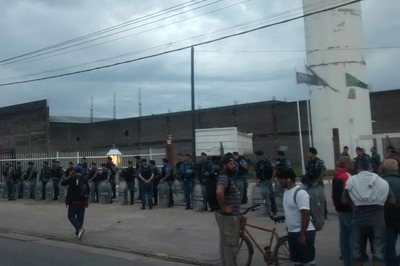 Merlo: 600 policías desalojan la fábrica recuperada ex Petinari