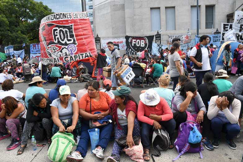 Organizaciones sociales levantaron el acampe sobre la 9 de Julio