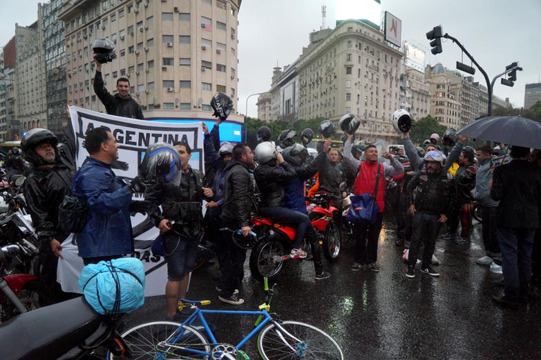 Los motoqueros soportaron el aguacero y resisten la nueva reglamentación