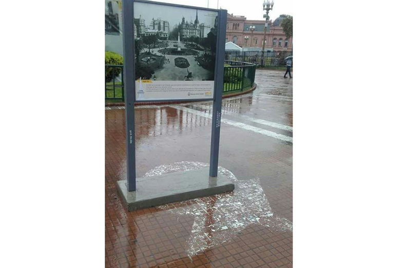 El Gobierno de la Ciudad tapó los pañuelos de las Madres en la Plaza