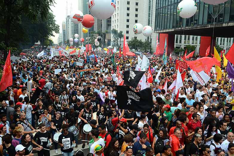 Multitudinarias protestas contra Temer y un intento de Mãos Limpas