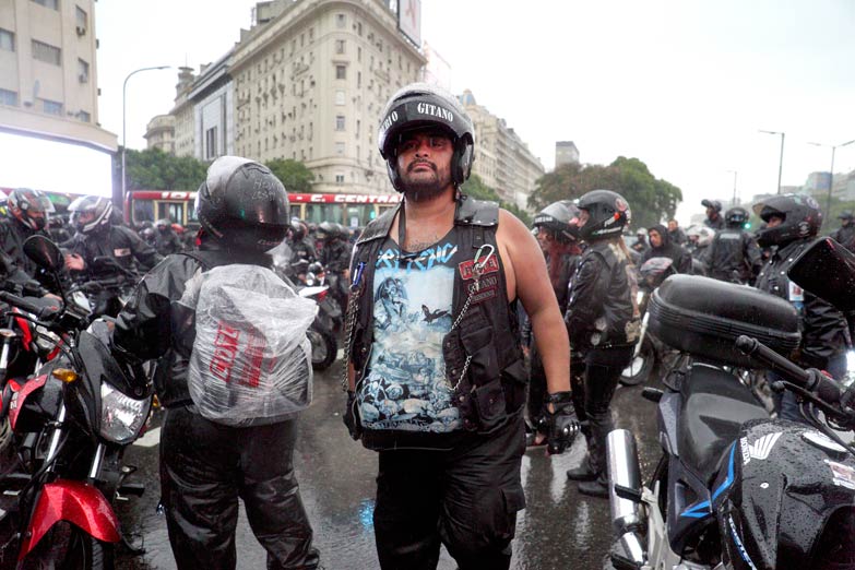 Matar al mensajero: historias de resistencia arriba de la moto