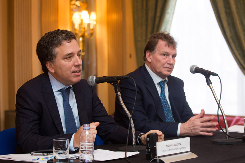 Dujovne prometió a empresarios que habrá reforma tributaria