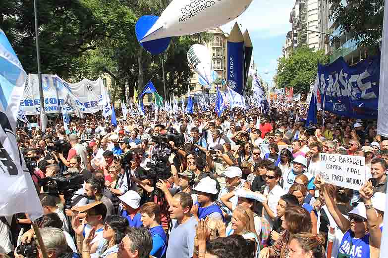 Maestros iniciaron paro nacional de 48 horas que culminará con una manifestación en Plaza de Mayo