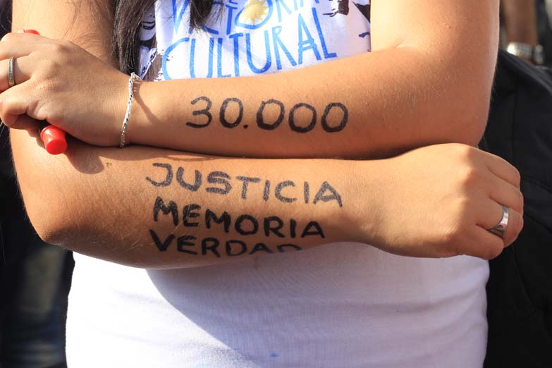 «Son 30 mil», la consigna antídoto contra la «memoria completa»