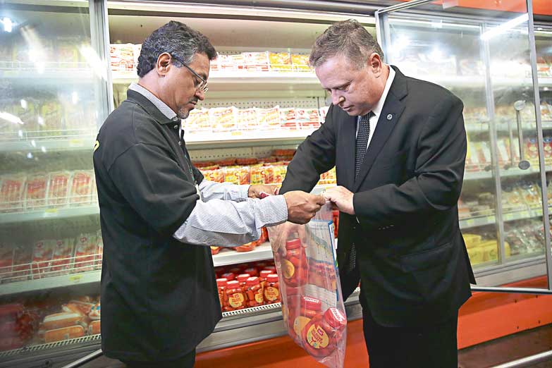 Retienen carne de Brasil por el escándalo