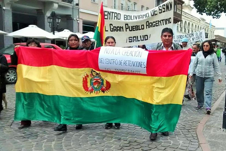 Las colectividades marchan en contra de la modificación de la ley migratoria