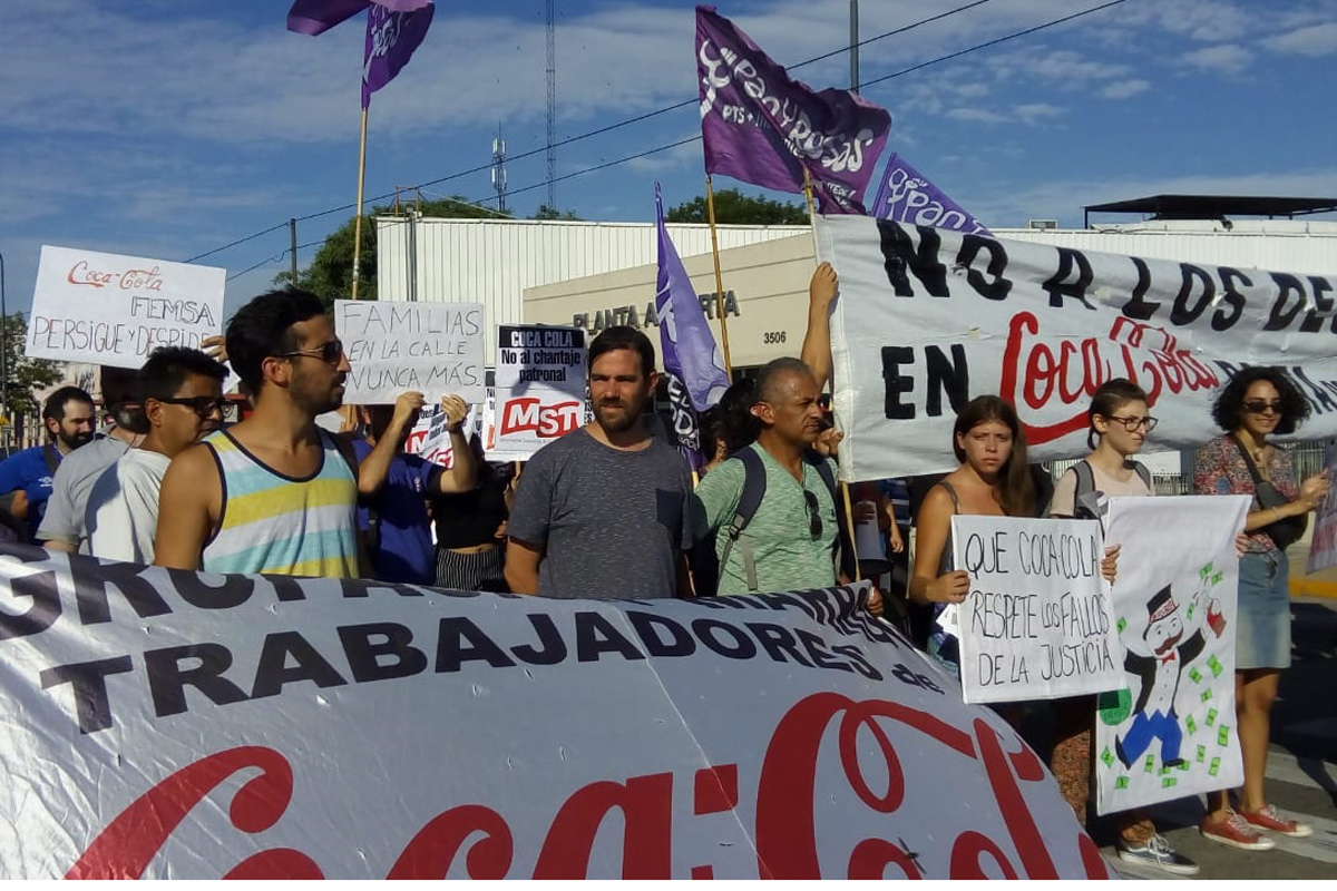Los trabajadores de Coca Cola Femsa protestaron frente a la planta de Pompeya
