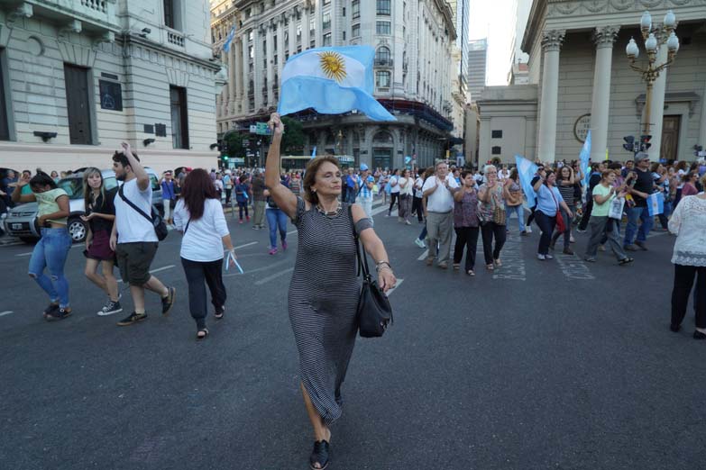 Masiva marcha a favor del gobierno en Buenos Aires y ciudades del interior