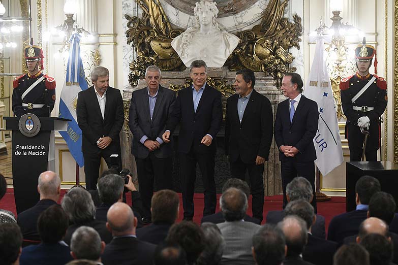 Macri anunció un acuerdo para intentar reactivar la construcción