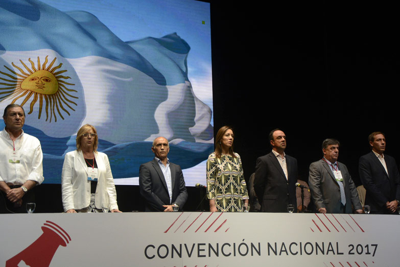 Vidal pasó «a saludar» en la Convención de la UCR y los invitó a seguir juntos
