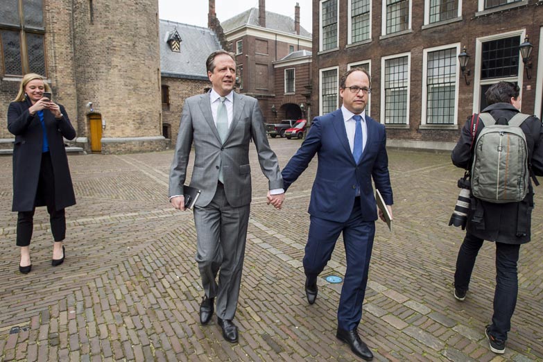 Políticos holandeses de la mano contra la homofobia