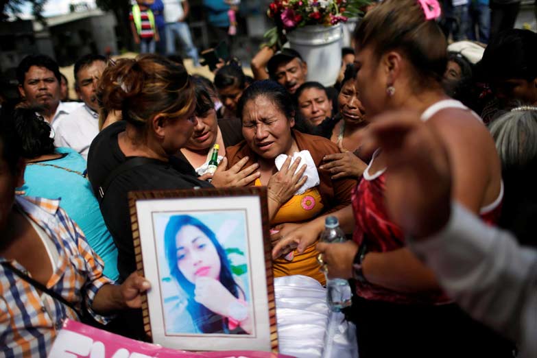 A un mes del incendio que mató a 41 niñas en Guatemala, el fuego no cesa