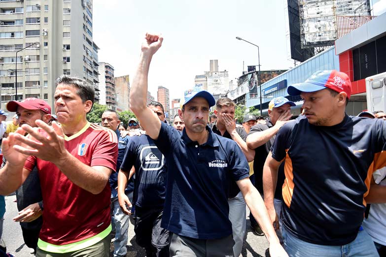 El opositor Capriles fue inhabilitado por 15 años por corrupción