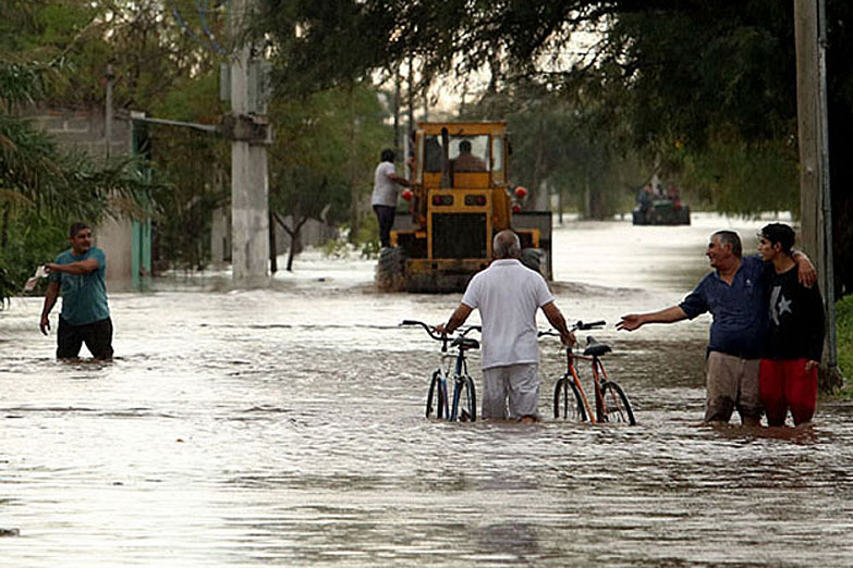 Macri recorrió las zonas inundadas en Tucumán
