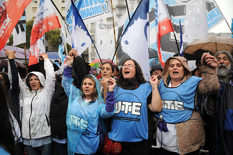 Simbólico y muy emotivo abrazo a la «escuela itinerante»