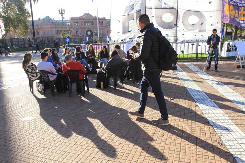 Docentes de la UBA dictan más de cien clases públicas en la Plaza de Mayo