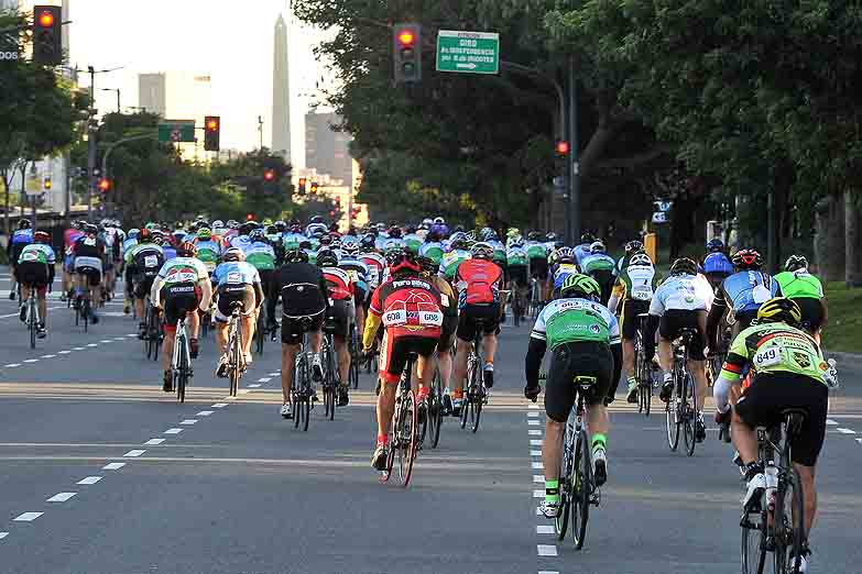 Cortes de tránsito en autopistas y calles por una carrera de bicicletas