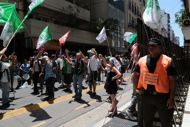 A pesar de los miles de despidos, el gobierno aumentó la cantidad de empleados públicos