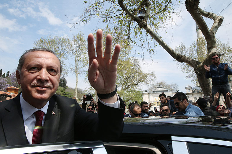Erdogan festeja el triunfo en el referéndum, más ajustado de lo que esperaba