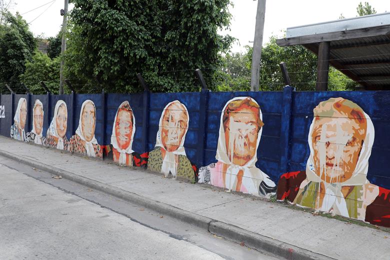 Atentado contra los DDHH: pintan un mural con la imagen de las Madres